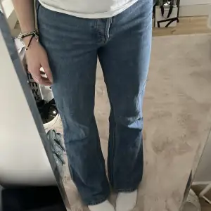 Säljer dessa snygga bootcut jeans köpta på H&M 🫶🏼 perfekta i längden på mig som är 162 💖 skriv för fler bilder!! 