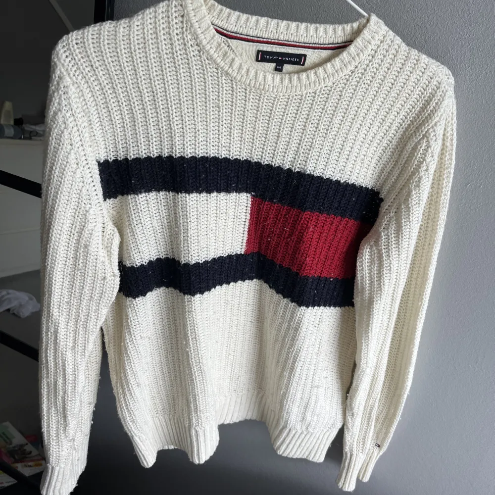 Vit stickad tröja från Tommy Hilfiger i stl 164 (barn) men motsvarar ungefär XS-S i vuxen. Köparen står för frakt💞. Neuleet.