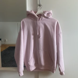 Rosa hoodie  - Rosa hoodie i storlek S från Bik Bok. Långa ärmar och en tightare mudd som gör att tröjan inte ”hänger”💛