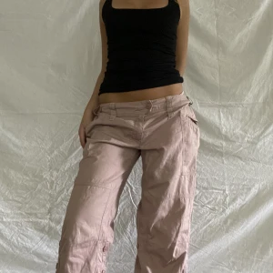 Cargopants - Så snygga ljusrosa cargopants! Midjemått 80 innebenslängd 77 cm