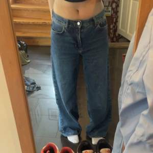 Jeansen är köpa från junkyard och är knappt använda. De är low till mid waisted och de är helt okej längd på mig som är 161 (lite för långa). Köp gärna med köp nu!
