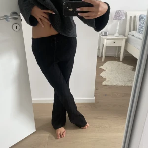 Svarta linnebyxor - Svarta linnebyxor från zara i lite ribbat material. Långa och väldigt sköna. Köpt förra året