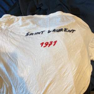 Säljer denna Linne t shirt från saint lauren perfekt för sommaren.