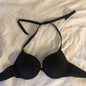 Bikiniöverdel - Första bild framsida och andra baksidan!🖤 knappt använd! Kom privat för mer info! Köpare står för frakt!