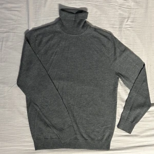 Grå polotröja - These Glory Days Superior Merino. Aldrig använd, bara testad. Nypris: Runt 1000kr. Saknar kvitto, köpt på Volt.
