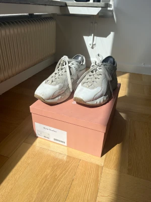 Acne Manhattan Sneakers  - Acne Manhattan sneakers. Välanvända med viss slitage men går fortfarande mycket bra att använda! Passar mig som brukar vara storlek 42,5-43.
