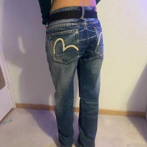 Evisu jeans som är i bra skick, de e bootcut modell men dom sitter mer straight. Kom privat för mer bilder. 🚨🚨Rörligt pris 🚨🚨(Storlek 30)