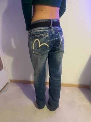 Evisu Jeans  - Evisu jeans som är i bra skick, de e bootcut modell men dom sitter mer straight. Kom privat för mer bilder. 🚨🚨Rörligt pris 🚨🚨(Storlek 30)