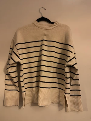 Stickad randig tröja - Väldigt fin och passar till hösten. Den har slits på sidorna som man kan se på andra bilden.