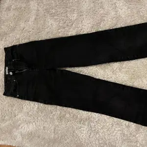 Jeans från madlady i stlk 32 Tall. Jag har långa ben men de är tyvärr för korta för mig. På sista bilden ser de gråa ut men de är svarta. 