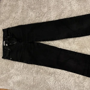 Madlady jeans  - Jeans från madlady i stlk 32 Tall. Jag har långa ben men de är tyvärr för korta för mig. På sista bilden ser de gråa ut men de är svarta. 