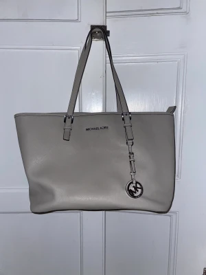Michael kors väska - Michael kors väska! Begagnad, men äkta. Lite ur form då den inte använts på några år, några mindre skavanker som lite repor på loggan, annars i fint skick❤️ kom gärna med prisförslag!