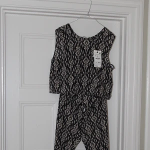 Zara set svart - Jättefint svart set från Zara. Aldrig använt prislappar finns kvar. Nypris 800kr, mitt pris 500kr Toppen är i Large och byxorna i Medium 