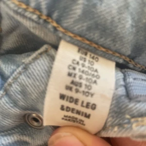 Jeans i barnstorlek  - Dessa jeans är använda och kan ha lite slitage men inte så att den märks 🤩