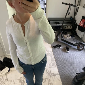 Kofta - Helt vit kofta från hm som inte kommer till användning. Storlek xs/s, fint skick. Skriv för bilder/frågor 🤗