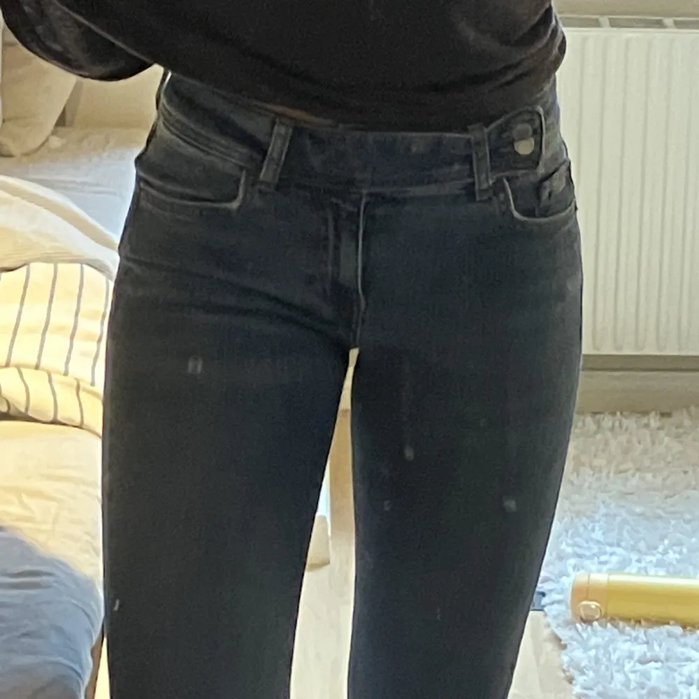 Jättesnygga lowrise bootcut jeans från pull and bear❤️knappt använda och säljer pga att de är för korta för mig, jag är ca 167.. Jeans & Byxor.