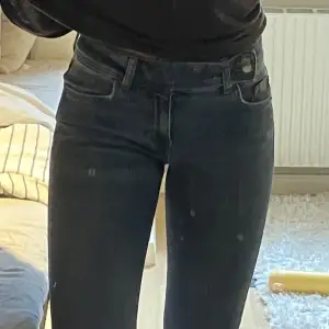 Jättesnygga lowrise bootcut jeans från pull and bear❤️knappt använda och säljer pga att de är för korta för mig, jag är ca 167.
