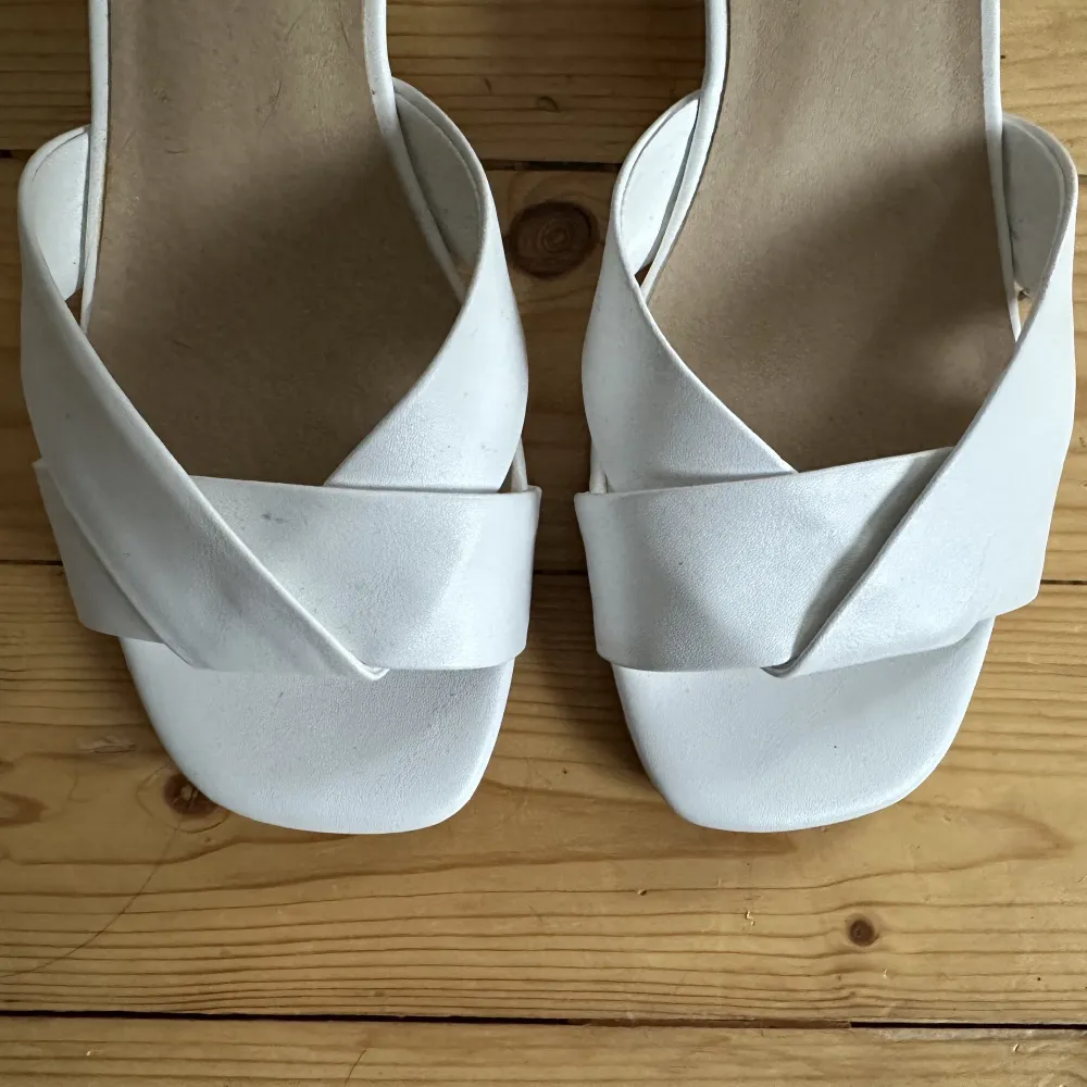 Söta vita sandaletter med liten klack 🤍 Sparsamt använda då de är för små för mig. Srtl 38✨. Skor.
