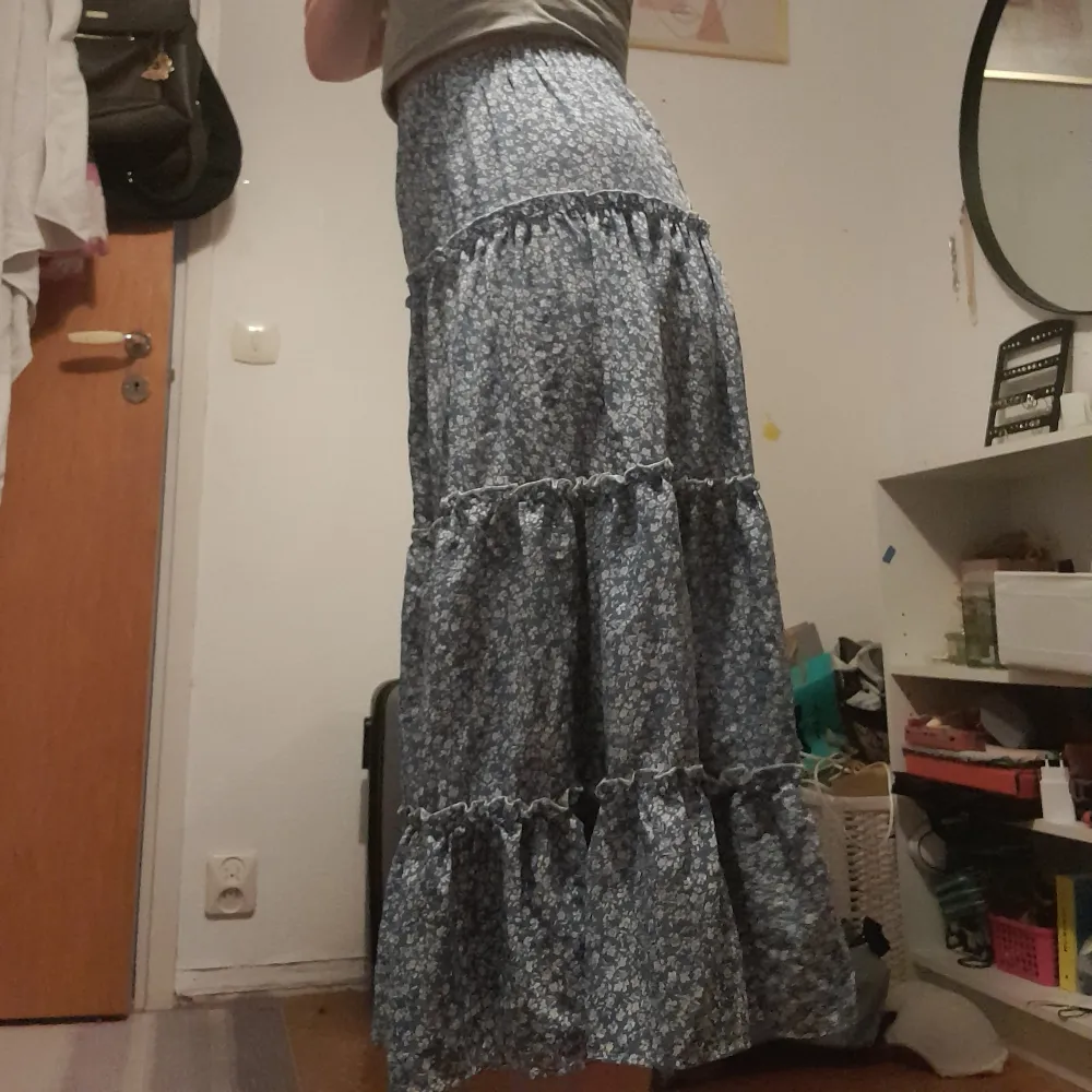Jag säljer denna fina blåa långa sommar kjol för att den är för liten❤️. Kjolar.