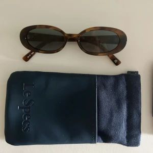 Solglasögon  - Säljer mina helt nya solglasögon från Le Specs i modellen ”Outta Love”.🤍