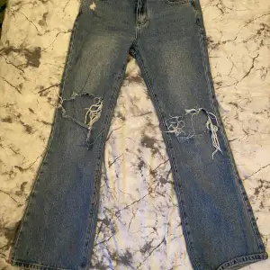 säljer bootcut jeans med hål i. Köpta från SHEIN för 289kr