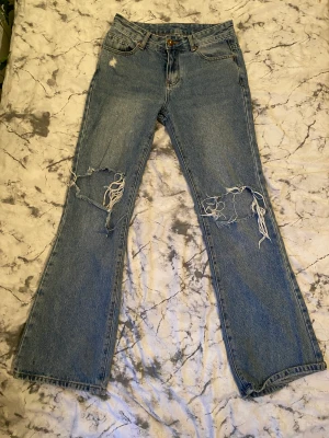 bootcut jeans med hål i - säljer bootcut jeans med hål i. Köpta från SHEIN för 289kr