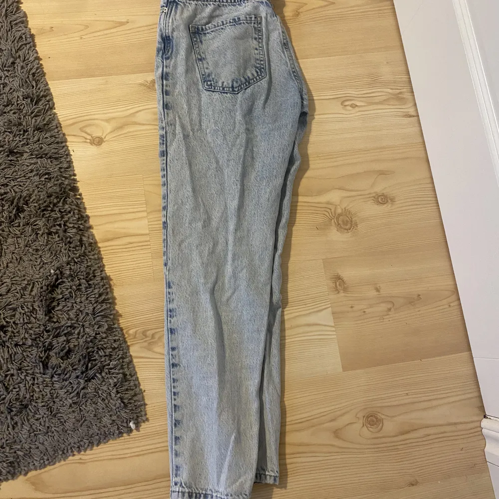 Momjeans från Ginatricot. Bra skick i storlek 34💓 . Jeans & Byxor.