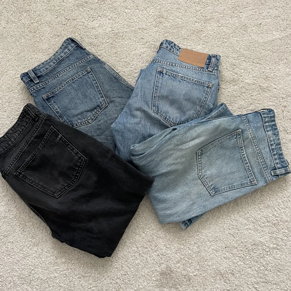 Säljer dessa populära mid waist jeans från zara! Säljer pga att de har blivit för små 💗 150kr styck eller 400 för alla 😊. Jeans & Byxor.