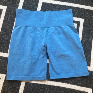 Nvgtn  - Nvgtn Pro shorts i storlek M. Färgen Ocean blue. Använda en gång men kände att M är för stort på mig därav säljer jag dem. Som nya och inga skavanker