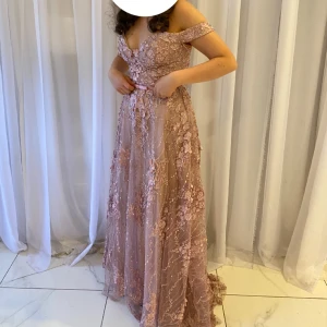 Elegant balklänning - Klänningen är från dressroom Linne, klänningen är använd vid ett tillfälle. Storleken är 34 men passar mig som är en S/M. Passar perfekt till balen!! Pris kan diskuteras vid snabb affär!! 