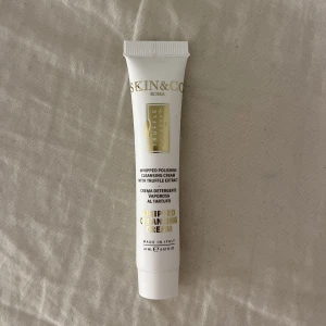 Exfoliater - Säljer en ansiktsskrubb från skin & company, se bild 3 för beskrivning🤍Den är oöppnad och oanvänd, säljer för 50kr☺️