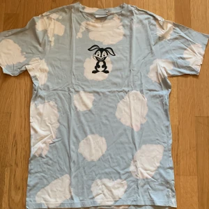 Oversized T-shirt with print - Oversized tshirt med tryck och mönster från weekday. Storlek M. Har inte används på länge så drf säljer jag