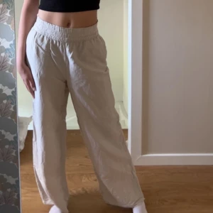 Linnebyxor  - Säljer mina linnebyxor från Hm som tyvärr är lite korta för mig. Jag har sprättat upp längst ner på benen, (jag är 173)💗Tror jag köpte dom för runt 400-500 kr. 