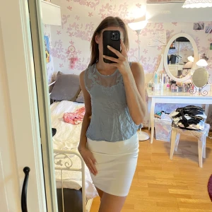 Topp - Super gullig Topp ifrån Bikbok. Mjuk och skön i materialet.  Stl; S Använd ett fåtal gånger.  Material: 100% Viscose  Stryker tröjan innan den skickas🦋 