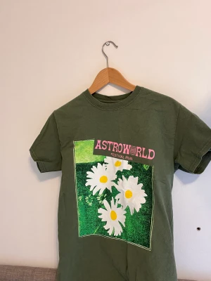 Astro world tröja  - Säljer min astro world travis scott tröja. 