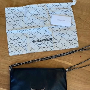 Zadig Voltaire Rockbag - Väl använd så ena dragkedjan saknas, det stor facket går därför inte att öppna. Skriv om du vill ha fler bilder!💕