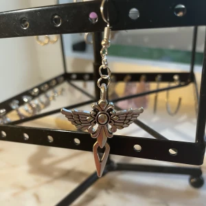 Sthlm stil smycke - Ett jättefint silver örhänge som heter ”angel”💕denna kostar 25kr💕man ska inte duscha eller sova med örhängena! Det flesta örhängena vi säljer är nickelfria och även dessa💕