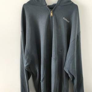 Säljer en Carhartt hoodie i grå, strl XXL. Oversized, har en liten reva på magen men gör den bara snyggare enligt mig.