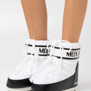 Moon boots (fri frakt) - Vita moon boots i bra skick, skicka om intresserad eller för bättre bilder ❤️ (pris kan diskuteras) bara använda en vinter ❄️ 