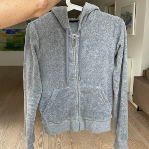 Juicy kofta i nyskick! - Super fin juice kofta i nyskick! Knappt andvänd. Köparen står för frakt. Kontakta vid frågor och intresse.