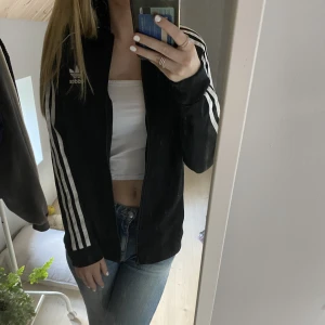 Adidas tröja - Nyskick, aldrig andvänd. Ordinarie pris: 700