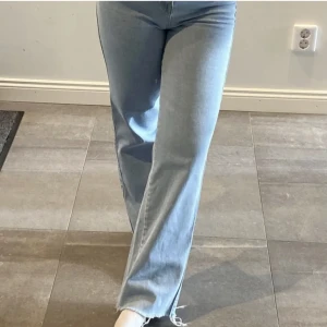 Ljusblå jeans - Super snygga ljusblåa jeans från Madlady! Storlek 32 men stretchiga och passar mig som vanligtvis är 34-36. Även perfekta i längden på mig som är ca 160cm lång. Nypris 549kr, mitt pris 250kr