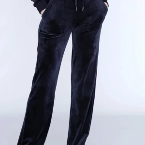 Byxor  - Säljer dessa juicy couture byxor helt som nya förutom ena metall saken på snöret är borta.