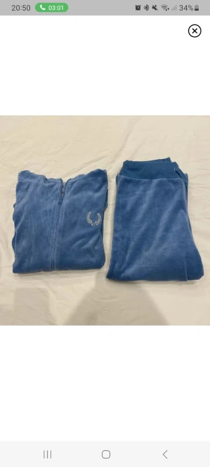 Mjukiset  - Supersnyggt mjukisset i blå velvettyg som liknar juicy couture💕köpt från (tail) på plick men passade inte så säljer igen. Midja: 35-40cm,midjan är stretchig Innerben: 80cm  (Inte mina bilder)❤️