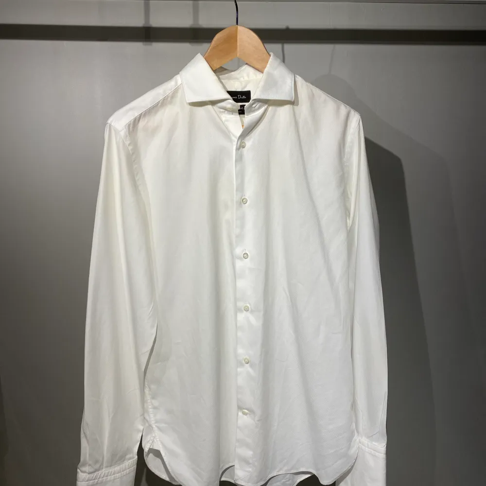 Säljer en snygg skjorta från Massimo Dutti. Skick 7,5/10. Nypris: 1000kr, mitt pris endast 199kr! Storlek 40=M Kontakta vid intresse. Skjortor.