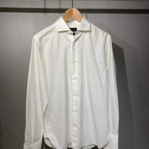 Säljer en snygg skjorta från Massimo Dutti. Skick 7,5/10. Nypris: 1000kr, mitt pris endast 199kr! Storlek 40=M Kontakta vid intresse