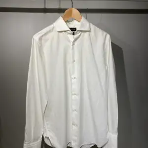 Säljer en snygg skjorta från Massimo Dutti. Skick 7,5/10. Nypris: 1000kr, mitt pris endast 199kr! Storlek 40=M Kontakta vid intresse