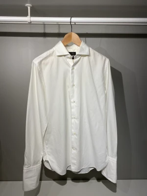 Massimo Dutti skjorta - Säljer en snygg skjorta från Massimo Dutti. Skick 7,5/10. Nypris: 1000kr, mitt pris endast 199kr! Storlek 40=M Kontakta vid intresse