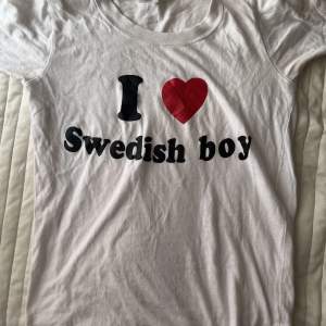 I love swedish boy T-shirt i storlek xxs men passar även S och M