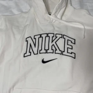 Nike hoodie - Trendiga nike tröjan med retro tryck 💘 Storlek xs men passar mig med s/m